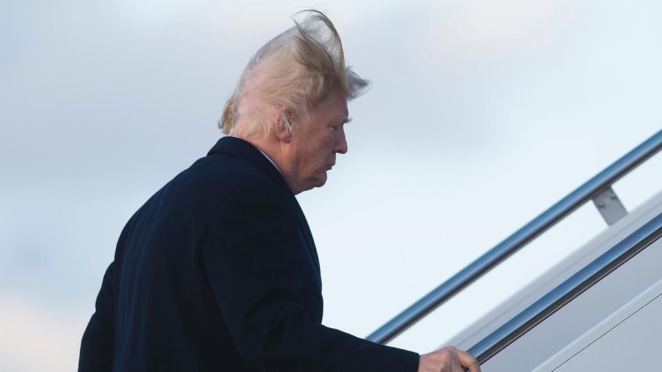 Skurrile Aufnahmen: Trumps "Haar-Illusion" entblößt - Mähne wird plötzlich vom Winde verweht