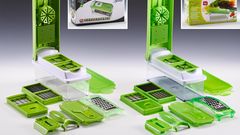 Gewinner Plagiarius 2018: Küchen-Schneidgerät "Nicer Dicer Plus"  Das Original (links) kommt von der deutschen Firma Genius aus Limburg, das Plagiat aus China. Die chinesische Firma kopiert auch viele andere Genius-Produkte, inklusive Firmen- und Produktnamen. Die Schneidklingen der Fälschung sind laut "Aktion Plagiarius" stumpf und brechen leicht, der verwendete Kunststoff enthält gesundheitsschädliche Substanzen.