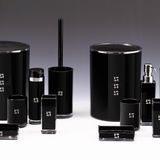 Bad-Accessoire-Serie "Royal"  In diesem Fall kommt das Original aus Taiwan, das Plagiat wurde von einem deutschen Onlinehändler vertrieben. Mittlerweile wurde die billige Fälschung vom Markt genommen.