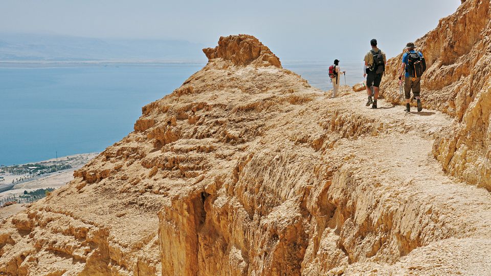 Mount Yisahay: Felspyramide über Ein Gedi und dem Toten Meer  Nördlich der beiden Canyon-Mündungen des Wadi (Nachal) Arugot und Wadi (Nachal) David überragt der Mt. Yishay (Foto) mit 190  Metern Höhe als stumpfe Pyramide die Küstenstraße am Toten Meer und die Oase Ein Gedi. Der Gipfel am Rande der judäischen Wüste bietet einen überwältigenden Rundumblick und einen herrlichen Tiefblick auf das Tote Meer mit der Oase Ein Gedi.  Dauer: 4:30 Stunden
