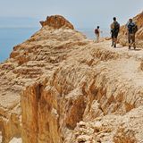 Mount Yisahay: Felspyramide über Ein Gedi und dem Toten Meer  Nördlich der beiden Canyon-Mündungen des Wadi (Nachal) Arugot und Wadi (Nachal) David überragt der Mt. Yishay (Foto) mit 190  Metern Höhe als stumpfe Pyramide die Küstenstraße am Toten Meer und die Oase Ein Gedi. Der Gipfel am Rande der judäischen Wüste bietet einen überwältigenden Rundumblick und einen herrlichen Tiefblick auf das Tote Meer mit der Oase Ein Gedi.  Dauer: 4:30 Stunden