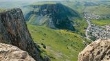 Mount Arbel: Felsmassiv hoch über dem See Genezareth  Im Westen des Sees Genezareth ragt unübersehbar das Kalkmassiv des Mount Arbel auf. Die nördlich gelegene Schlucht des Wadi Hamam (Taubental) bildet zwischen Mt. Arbel und Mt. Nitai eine ebenso auffällige Kerbe. Aus dem Tal bei Hamam bietet der Berg in Kombination mit dem reizvollen Abstieg durch das Taubental eine abwechslungsreiche und anspruchsvolle Rundtour mit bestem Blick auf den knapp 400 Meter tiefer gelegenen größten Süßwassersee Israels.  Dauer: 2:30 Stunden