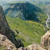 Mount Arbel: Felsmassiv hoch über dem See Genezareth  Im Westen des Sees Genezareth ragt unübersehbar das Kalkmassiv des Mount Arbel auf. Die nördlich gelegene Schlucht des Wadi Hamam (Taubental) bildet zwischen Mt. Arbel und Mt. Nitai eine ebenso auffällige Kerbe. Aus dem Tal bei Hamam bietet der Berg in Kombination mit dem reizvollen Abstieg durch das Taubental eine abwechslungsreiche und anspruchsvolle Rundtour mit bestem Blick auf den knapp 400 Meter tiefer gelegenen größten Süßwassersee Israels.  Dauer: 2:30 Stunden
