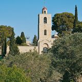 Mount Tabor (Tavor): Zu Fuß auf den "Berg der Verklärung"  Der Mount Tabor (Tavor) ist einer der markantesten Berge Israels. Im Gegensatz zum üblichen Besuch per Sherut-Taxi-Shuttle ist die Besteigung dieses Bergs zu Fuß ein ganz besonderes Erlebnis. Der Aufstieg über die Ostflanke ergibt in Kombination mit der Umrundung des Gipfelplateaus und dem Abstieg über die Südflanke ein deutlich ursprünglicheres Landschaftserlebnis. Im Bild die griechisch-orthodoxe Elias-Kirche knapp nördlich des Gipfels.  Dauer: 3:30 Stunden