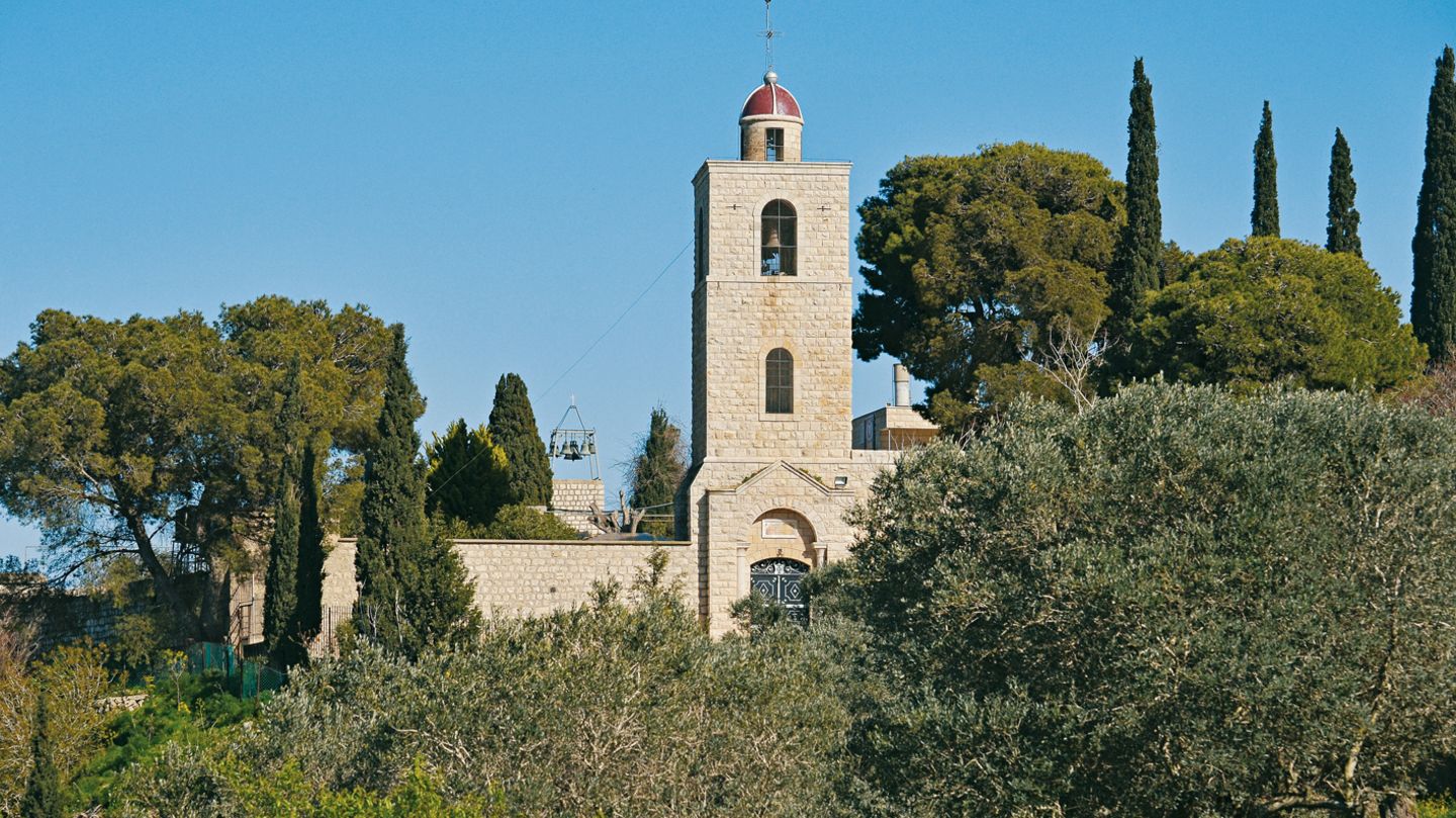 Wandern in Israel: Mount Tabor (Tavor): Zu Fuß auf den "Berg der Verklärung" Der Mount Tabor (Tavor) ist einer der markantesten Berge Israels. Im Gegensatz zum üblichen Besuch per Sherut-Taxi-Shuttle ist die Besteigung dieses Bergs zu Fuß ein ganz besonderes Erlebnis. Der Aufstieg über die Ostflanke ergibt in Kombination mit der Umrundung des Gipfelplateaus und dem Abstieg über die Südflanke ein deutlich ursprünglicheres Landschaftserlebnis. Im Bild die griechisch-orthodoxe Elias-Kirche knapp nördlich des Gipfels. Dauer: 3:30 Stunden Mount Tabor (Tavor): Zu Fuß auf den "Berg der Verklärung" Der Mount Tabor (Tavor) ist einer der markantesten Berge Israels. Im Gegensatz zum üblichen Besuch per Sherut-Taxi-Shuttle ist die Besteigung dieses Bergs zu Fuß ein ganz besonderes Erlebnis. Der Aufstieg über die Ostflanke ergibt in Kombination mit der Umrundung des Gipfelplateaus und dem Abstieg über die Südflanke ein deutlich ursprünglicheres Landschaftserlebnis. Im Bild die griechisch-orthodoxe Elias-Kirche knapp nördlich des Gipfels. Dauer: 3:30 Stunden