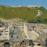 Tel Bet She’an (Tel el Hösn): Erkundungstour in der Ruinen-Stadt  Ungefähr 25 Kilometer südlich des Sees Genezareth liegt im nördlichen Stadtrandgebiet von Bet She’an eine der eindrucksvollsten Ausgrabungsstätten Israels. Dort erhebt sich der bronzezeitliche und bereits von Ägyptern besiedelte Tel Bet She’an (Tel el Hösn) oberhalb der zentralen Siedlungsreste einer antiken Großstadt mit einst bis zu 40.000 Einwohnern. Auf einer kurzen Wanderung innerhalb des speziell eingerichteten Nationalparks erkunden wir die geschichtsträchtigen Ruinen und genießen die umfassende Aussicht vom Tel (Ruinen-Hügel).  Dauer: 45 Minuten