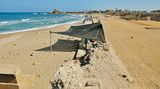 Caesarea (Cäsarea): Küstenwanderung zwischen römischem Amphitheater und Aquädukt  Diese Wanderung kombiniert die Besichtigung der eindrucksvollen Ruinenstadt Caesarea mit einem Küstenpfad, der bis zum besterhaltenen Abschnitt des berühmten römischen Aquädukts führt, das in der Antike die Wasserversorgung der wichtigen Hafen-Metropole gewährleistete. Im Bild arbeiten Archäologen am Hippodrom.  Dauer: 90 Minuten