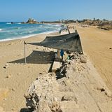 Caesarea (Cäsarea): Küstenwanderung zwischen römischem Amphitheater und Aquädukt  Diese Wanderung kombiniert die Besichtigung der eindrucksvollen Ruinenstadt Caesarea mit einem Küstenpfad, der bis zum besterhaltenen Abschnitt des berühmten römischen Aquädukts führt, das in der Antike die Wasserversorgung der wichtigen Hafen-Metropole gewährleistete. Im Bild arbeiten Archäologen am Hippodrom.  Dauer: 90 Minuten