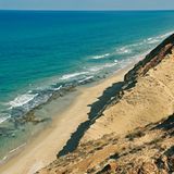 Sharon Beach: Auf verschlungenen Pfaden durch die Dünen  Zwischen Netanya im Norden und Herzliya im Süden befindet sich einer der eindrucksvollsten Küstenabschnitte Israels. Unsere Wanderung führt durch die überraschend unberührte Dünenlandschaft oberhalb der Steilküste.  Dauer: 2:30 Stunden