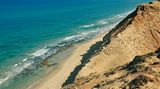 Sharon Beach: Auf verschlungenen Pfaden durch die Dünen  Zwischen Netanya im Norden und Herzliya im Süden befindet sich einer der eindrucksvollsten Küstenabschnitte Israels. Unsere Wanderung führt durch die überraschend unberührte Dünenlandschaft oberhalb der Steilküste.  Dauer: 2:30 Stunden