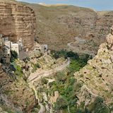 Wadi Qelt: Zwischen Jerusalem und Jericho zum malerischen St. Georgskloster  Das Wadi Qelt (Wadi Kelt, Wadi Prat) zieht als eindrucksvolle Schlucht von Jerusalem nach Jericho hinab. Der mittlere Abschnitt liegt heute im sogenannten C-Gebiet des palästinensischen Westjordanlands, das zur Zeit von Israel verwaltet wird. Deshalb sind die Anfahrt aus israelischem Gebiet sowie die vorgeschlagene Wanderroute problemlos machbar. Der Weg verläuft überwiegend auf der nördlichen Seite der Schlucht und führt dort zum legendären St. George Monastery (Foto).  Dauer: 3 Stunden