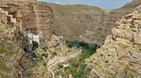 Wadi Qelt: Zwischen Jerusalem und Jericho zum malerischen St. Georgskloster  Das Wadi Qelt (Wadi Kelt, Wadi Prat) zieht als eindrucksvolle Schlucht von Jerusalem nach Jericho hinab. Der mittlere Abschnitt liegt heute im sogenannten C-Gebiet des palästinensischen Westjordanlands, das zur Zeit von Israel verwaltet wird. Deshalb sind die Anfahrt aus israelischem Gebiet sowie die vorgeschlagene Wanderroute problemlos machbar. Der Weg verläuft überwiegend auf der nördlichen Seite der Schlucht und führt dort zum legendären St. George Monastery (Foto).  Dauer: 3 Stunden