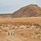Wadi Nekarot und Harut Hill: Traumtour im großen Krater  Im südöstlichen Bereich des gewaltigen Ramon-Kraters (Makhtesh Ramon) erhebt sich das Massiv des Mt. Saharonim, an dessen Fuß das Wadi Nekarot einen landschaftlichen Höhepunkt im Kraterinneren darstellt. Die Wanderung führt über die Ostschulter des Mt. Saharonim und durch den schönsten Teil des Wadi Nekarot. Kurz vor dem Ziel rundet die Besteigung des Harut Hill (Foto) unsere Tour aussichtsreich ab.  Dauer: 5 Stunden