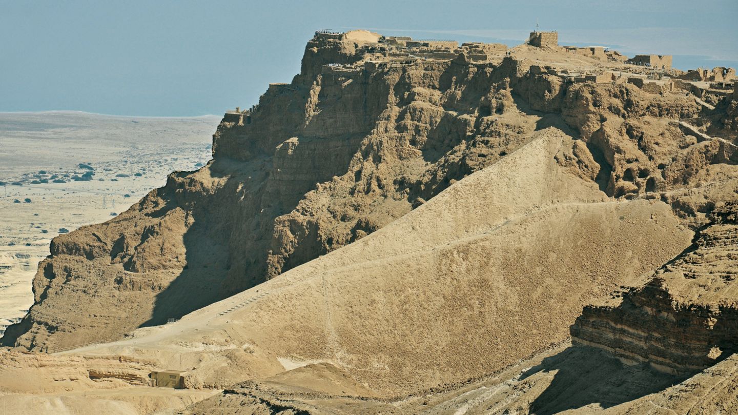 Masada West: Die Felsenfestung in der Wüste  Die Wanderung vermittelt ungewöhnliche Einblicke in die Landschaft westlich der legendären Felsenfestung von Masada. Durch tiefe Schluchten und flache Wadis geht es hinauf bis auf aussichtsreiche Höhen. Die Festung kann bei genügend Kraft- und Zeitreserven nach der Tour besichtigt werden.  Dauer: 2:15 Stunden