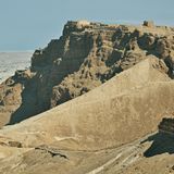 Masada West: Die Felsenfestung in der Wüste  Die Wanderung vermittelt ungewöhnliche Einblicke in die Landschaft westlich der legendären Felsenfestung von Masada. Durch tiefe Schluchten und flache Wadis geht es hinauf bis auf aussichtsreiche Höhen. Die Festung kann bei genügend Kraft- und Zeitreserven nach der Tour besichtigt werden.  Dauer: 2:15 Stunden