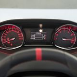 Die Instrumente sitzen beim Peugeot 308 GTi in tiefen Höhlen