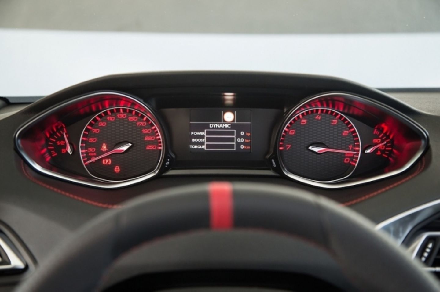Die Instrumente sitzen beim Peugeot 308 GTi in tiefen Höhlen