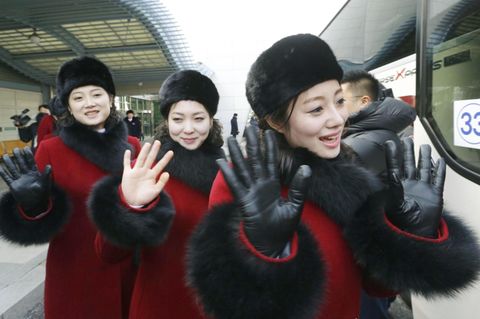 Nordkoreanische Cheerleader winken in die Kamera