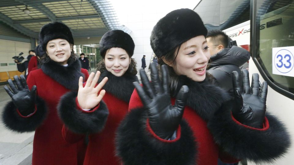 Nordkoreanische Cheerleader kommen zu Olympia in Südkorea an Nordkoreanische Cheerleader winken in die Kamera