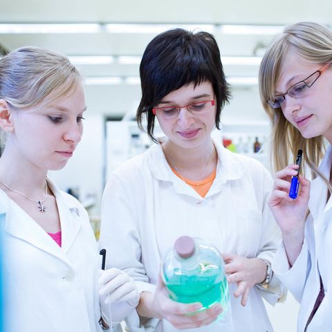 Drei junge Wissenschaftlerinnen im Labor