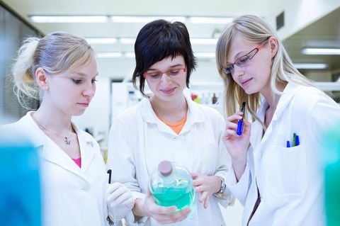 Drei junge Wissenschaftlerinnen im Labor