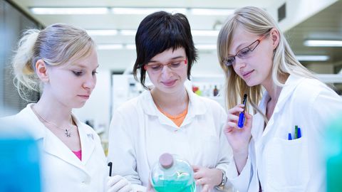Drei junge Wissenschaftlerinnen im Labor