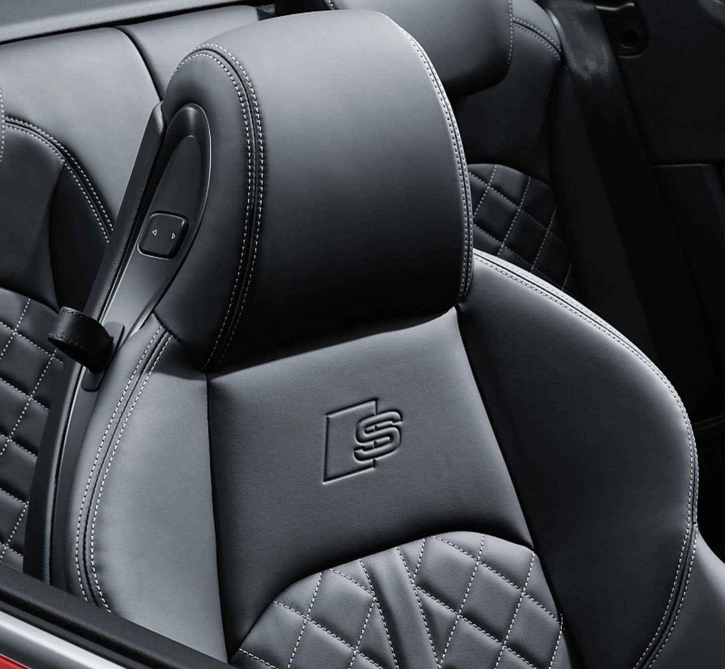 Audi S5 Cabrio mit bequemen Sportsitzen und zu kurzen Kopfstützen