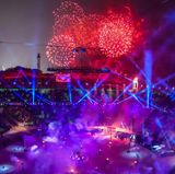 Kawumm: Das olympische Feuer wird vom Feuerwerk während der Eröffnungsfeierlichkeiten überstrahlt