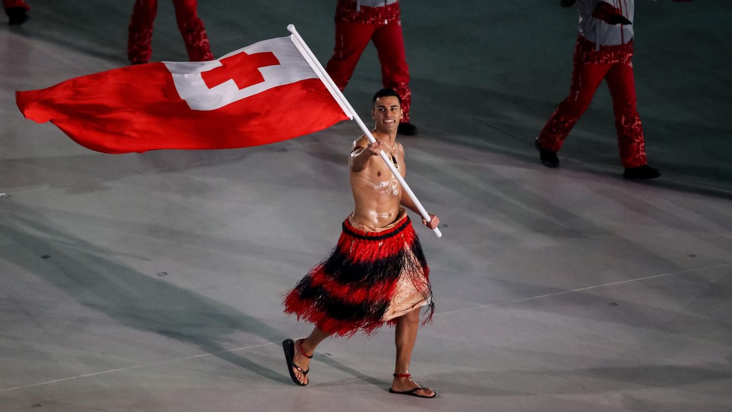 Traditionell: Mutig und mit freiem Oberkörper tritt Pita Taufatofua während des Einlaufs der Athleten auf. Der Fahnenträger aus Tonga trägt bei den Eröffnungsfeierlichkeiten eine Kluft, die für das polynesische Königreich im Südpazifik typisch ist.