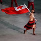 Traditionell: Mutig und mit freiem Oberkörper tritt Pita Taufatofua während des Einlaufs der Athleten auf. Der Fahnenträger aus Tonga trägt bei den Eröffnungsfeierlichkeiten eine Kluft, die für das polynesische Königreich im Südpazifik typisch ist.
