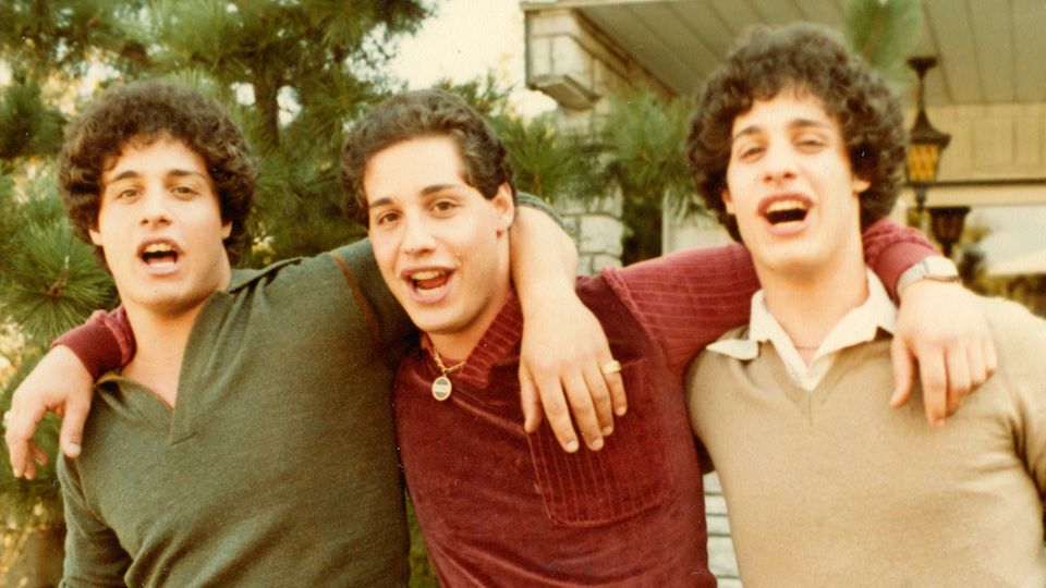 Filmszene aus "Three Identical Strangers" Filmszene aus "Three Identical Strangers" zeigt Bobby. Eddy, David Arm in Arm.