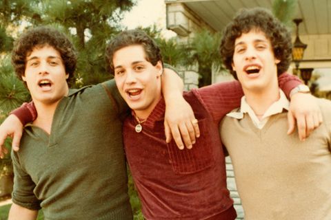 Filmszene aus "Three Identical Strangers" zeigt Bobby. Eddy, David Arm in Arm.