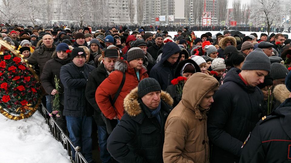 Bizarrer Totenkult: 30.000 Menschen sollen den aufgebahrten Sarg besucht haben. 30.000 Menschen sollen den aufgebahrten Sarg besucht haben.