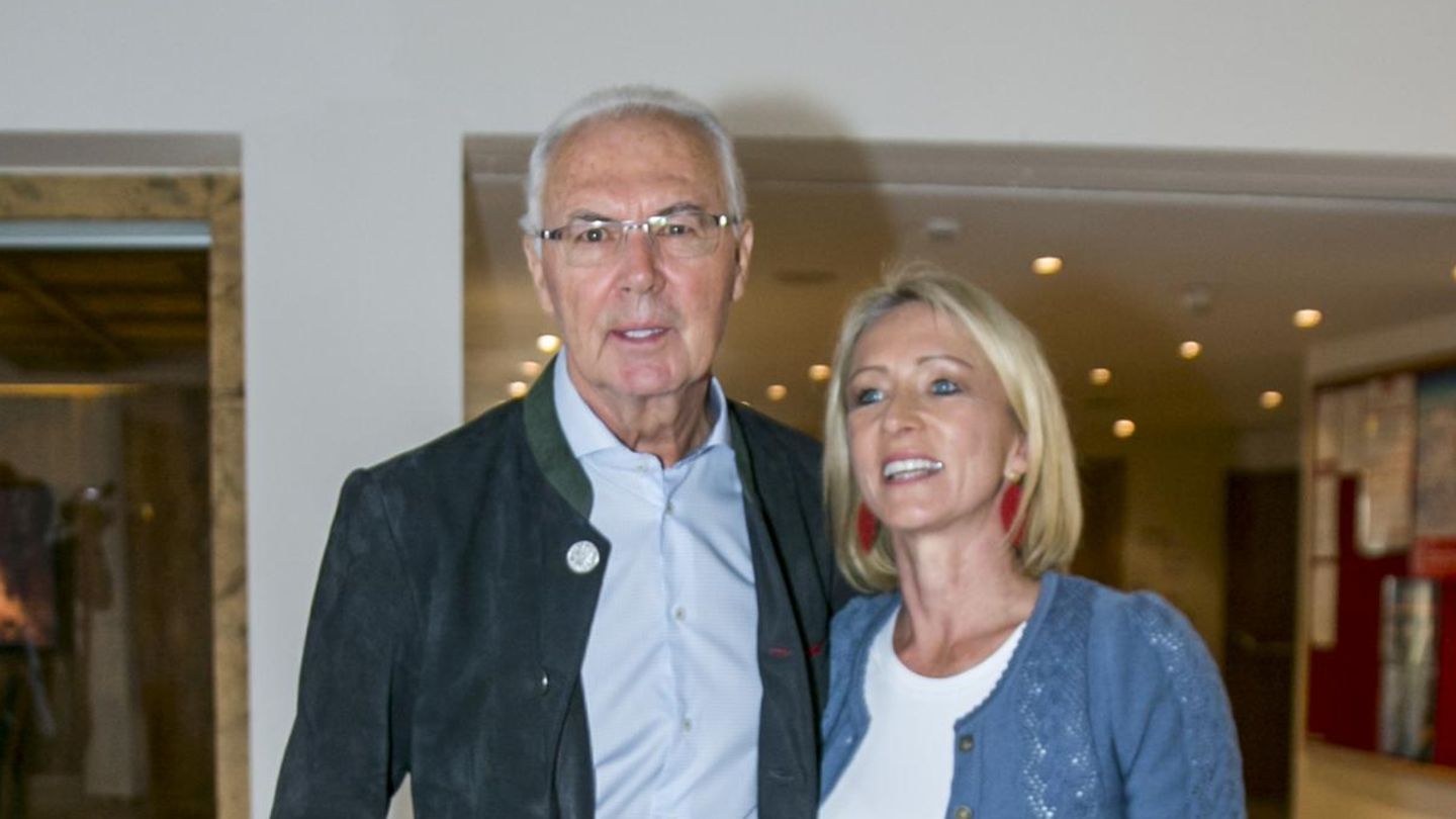 Ein Bild vom 6. Januar 2018: Franz Beckenbauer mit seiner Frau Heidi beim Neujahrs-Karpfenessen im Hotel Kitzhof in Kitzbühel.