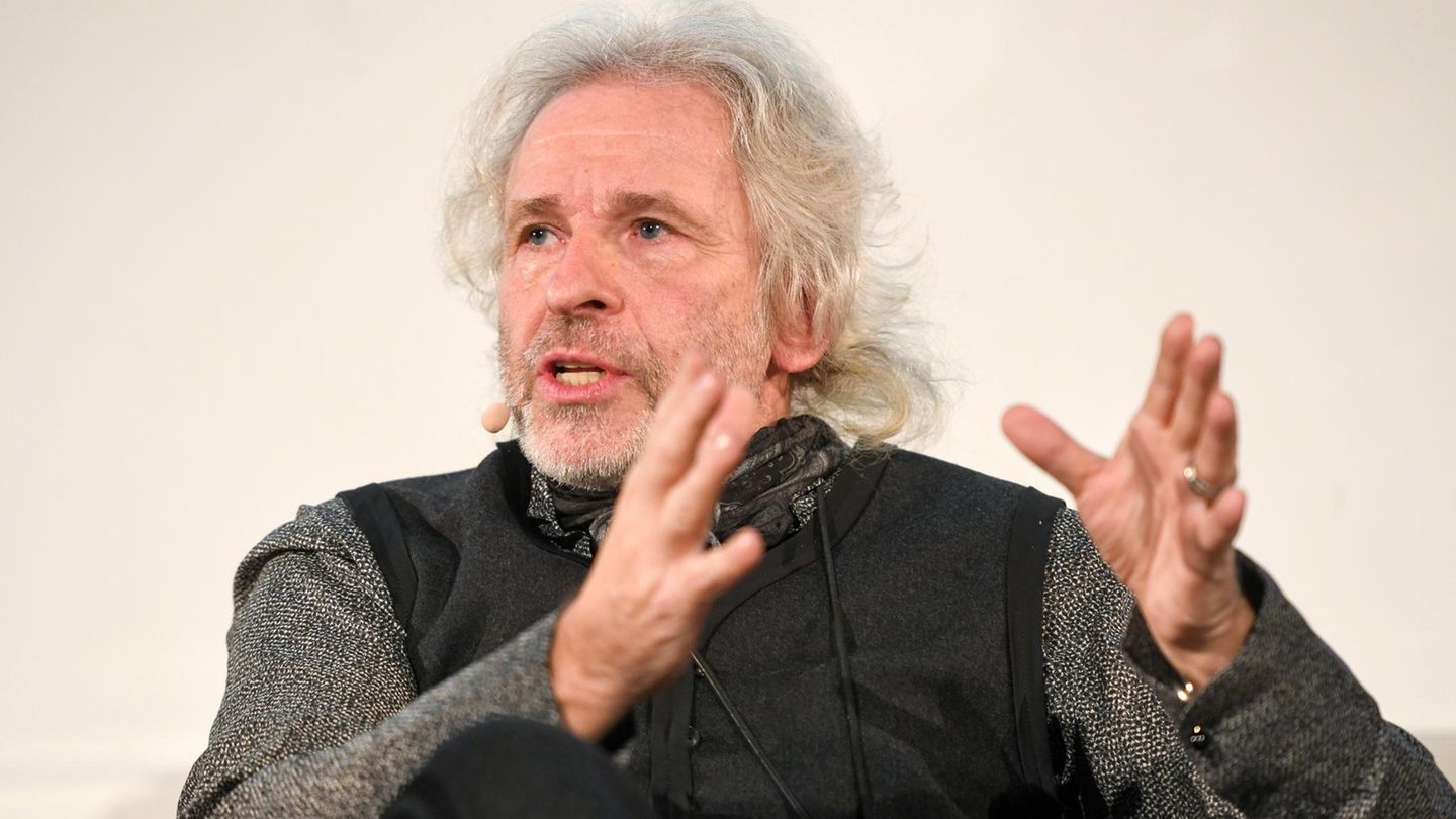 Thomas Gottschalk gestikuliert.