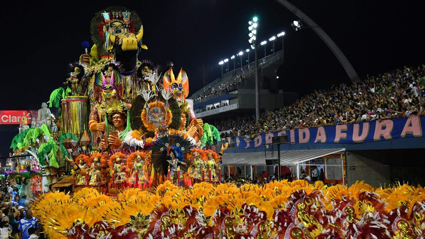 Der Wagen der Samabaschule Academicos do Tatuap bewegt sich in der Nacht zu Samstag durch das Sambódromo von São Paulo.
