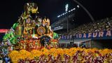 Der Wagen der Samabaschule Academicos do Tatuap bewegt sich in der Nacht zu Samstag durch das Sambódromo von São Paulo.