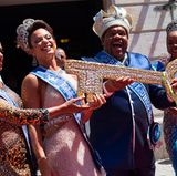 Blaues Kostüm, Krone auf dem Kopf: König Momo hat von Rios Bürgermeister Marcelo Crivella den Stadtschlüssel erhalten. Begleitet wird er von der Karnevalskönigin und zwei Prinzessinnen.