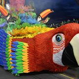 Kommt ein Vogel angerollt: Mit zum ersten Durchgang in São Paulo gehört der bunt gefiederte Wagen der Sambaschule der Tom Maior.