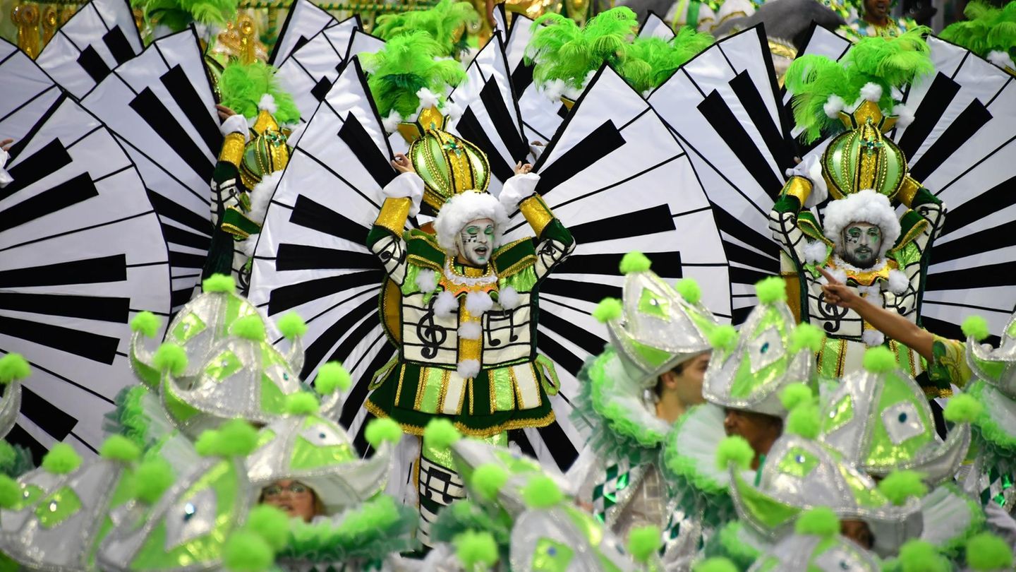 Nicht nur im Sambódromo: Viele Brasilianer nutzen die Straßenpartys, um ihrem Unmut über Korruption, hohe Kriminalität und die anhaltende Wirtschaftskrise im Land Luft zu machen.