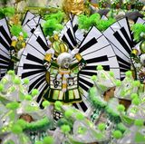 Nicht nur im Sambódromo: Viele Brasilianer nutzen die Straßenpartys, um ihrem Unmut über Korruption, hohe Kriminalität und die anhaltende Wirtschaftskrise im Land Luft zu machen.