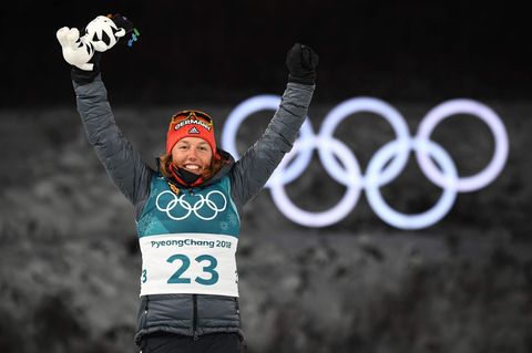 Laura Dahlmeier feiert ihre Olympia-Goldmedaille