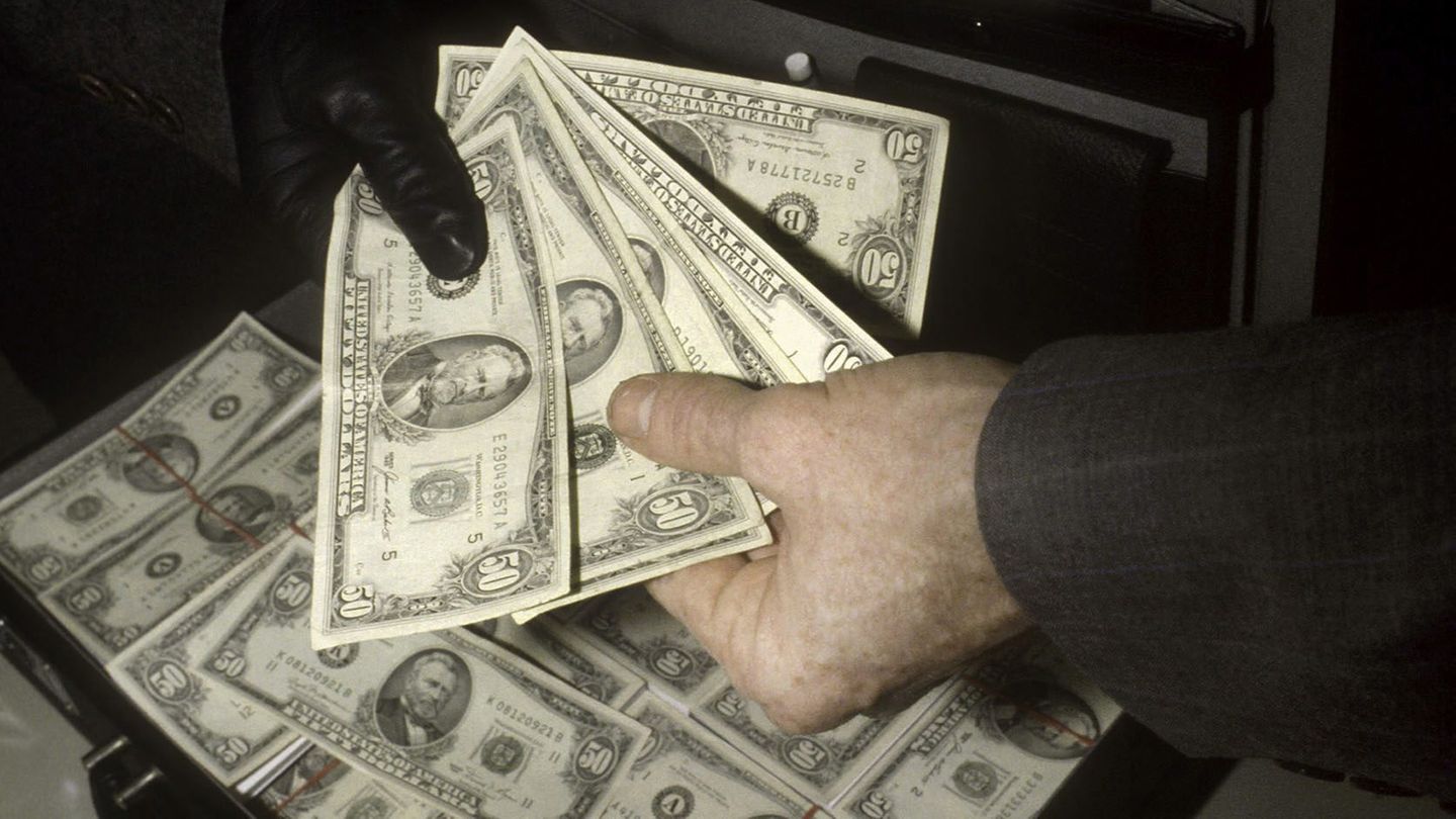 Ein Koffer voller US-Dollar (Symbolbild)