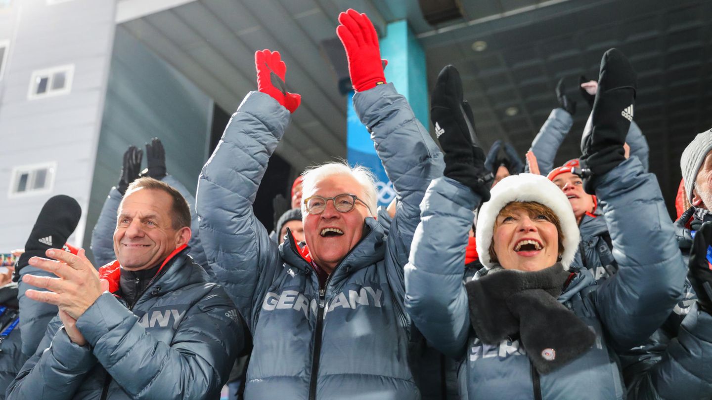 Staatsjubel: Alfons Hörmann, DOSB-Präsident, Bundespräsident Frank-Walter Steinmeier und seine Frau Elke Büdenbender klatschen für Biathletin Laura Dahlmeier bei deren Siegerehrung.