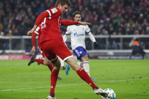 Thomas Müller hat in der Bundesliga mit einem sehenswerten Treffer das 2:1 für den FC Bayern München gegen Schalke 04