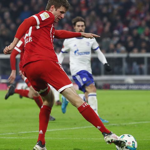 Thomas Müller hat in der Bundesliga mit einem sehenswerten Treffer das 2:1 für den FC Bayern München gegen Schalke 04