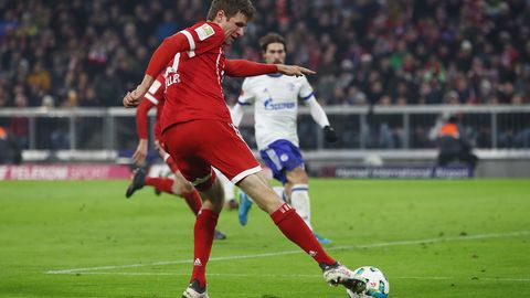 Thomas Müller hat in der Bundesliga mit einem sehenswerten Treffer das 2:1 für den FC Bayern München gegen Schalke 04