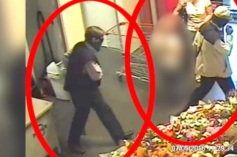 Die Bilder einer Überwachungskamera zeigen vermutlich Burkhard Garweg (r) und Ernst-Volker-Staub in Hildesheim.