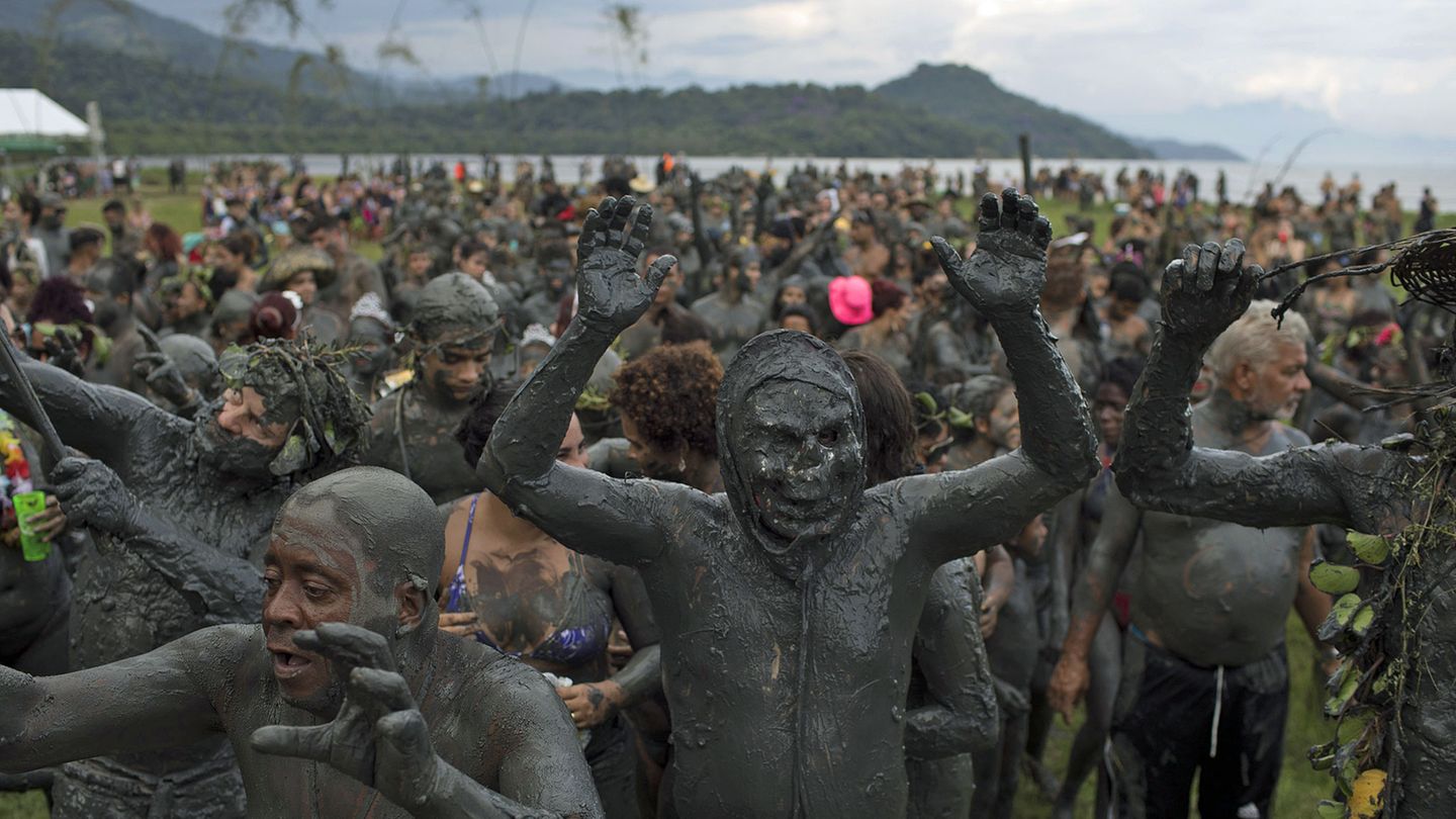 Толпа срущих. Грязевой карнавал Bloco da Lama в Бразилии. Фестиваль грязи в Бразилии.