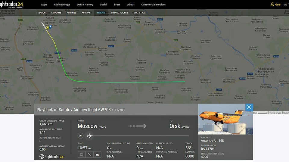 Unglück bei Moskau: Der Jet war gegen 11 Uhr auf dem Flughafen Moskau-Domodedowo mit 71 Personen an Bord gestartet und war nur fünf Minuten in der Luft, ehe es bei dem Dorf Argunovo abstürzte. Der Jet war gegen 11 Uhr auf dem Flughafen Moskau-Domodedowo mit 71 Personen an Bord gestartet und war nur fünf Minuten in der Luft, ehe es bei dem Dorf Argunovo abstürzte.